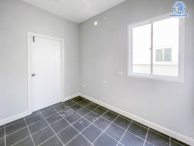 *****บ้านแฝดมือสองย่านปทุมธานี ม.เลคฟอเรสต์ ราชพฤกษ์ เนื้อที่มากถึง 38.2 ตร.ว. ฟังก์ชัน 3 ห้องนอน 2 ห้องน้ำ 2 ที่จอดรถ บ้านใหม่ ไม่เคยเข้าอยู่ วิวทะเลสาบ สภาพแวดล้อมดีมาก บนทำเลเชื่อมต่อถ.ราชพฤกษ์ ถ.345 ถ.ติวานนท์ ใกล้ทางด่วน "ศรีสมาน"